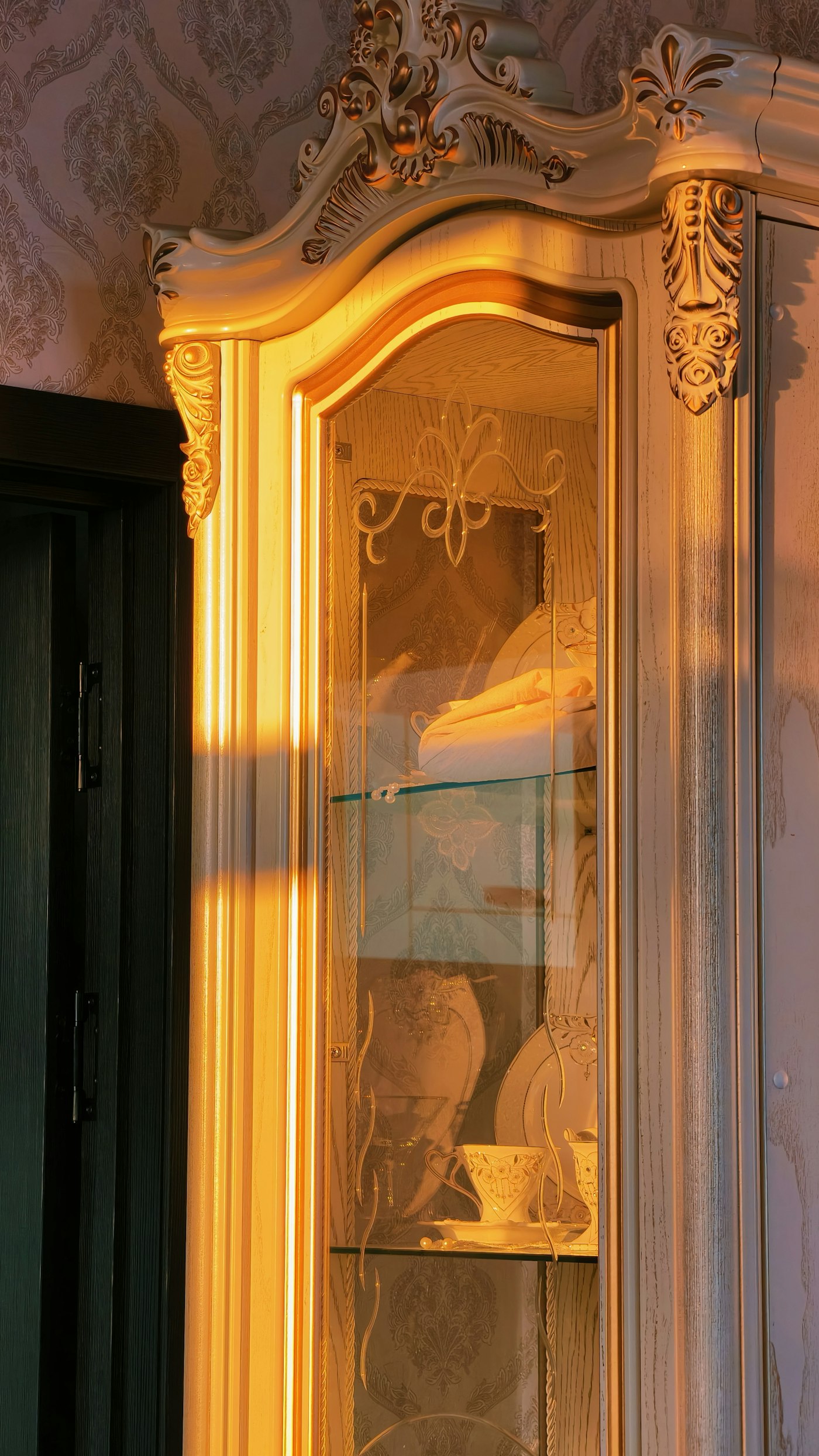 Glass Display Cabinet — Classic hotel furniture by Otelia