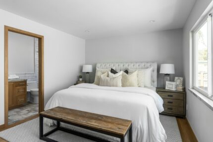 Upholstered Bed Bench — Classic hotel furniture by Otelia
